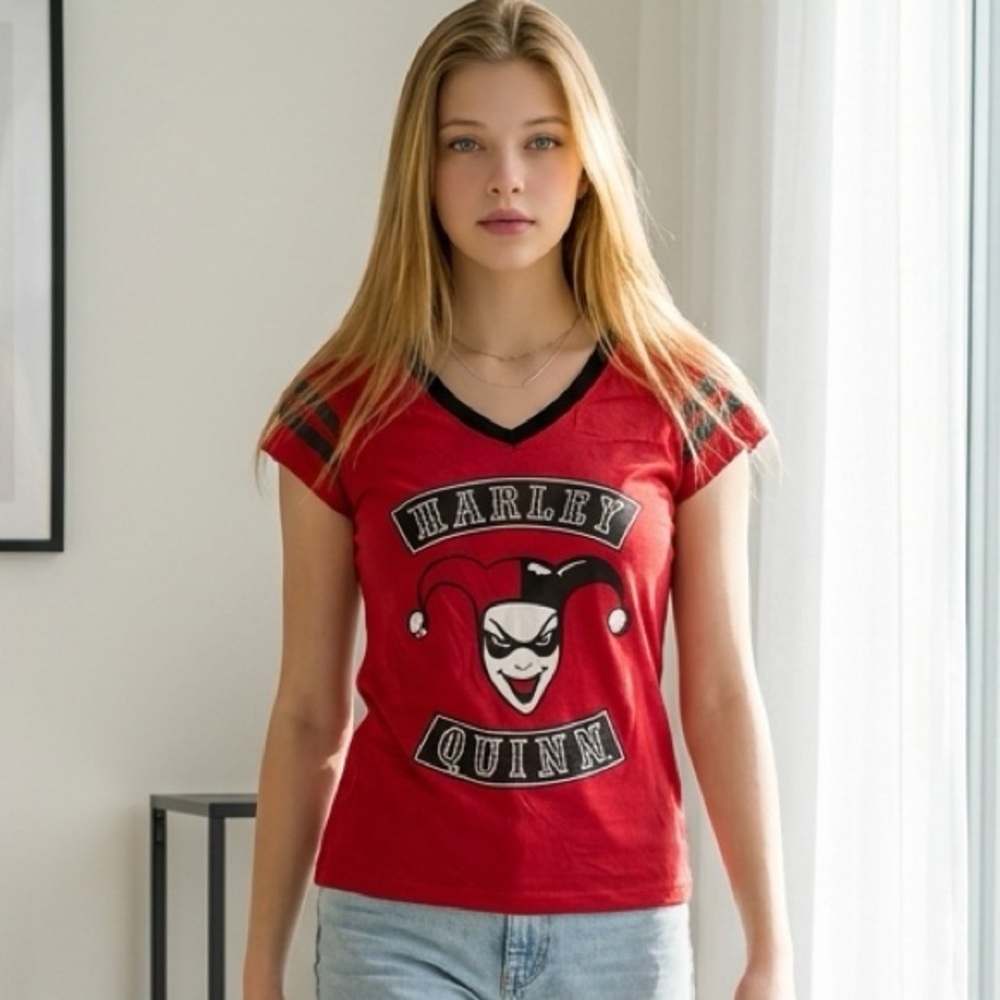 EUC DC Comics Women’s Teens Red  V Neck Graphic Tee Shirt Harley Quinn - Size L